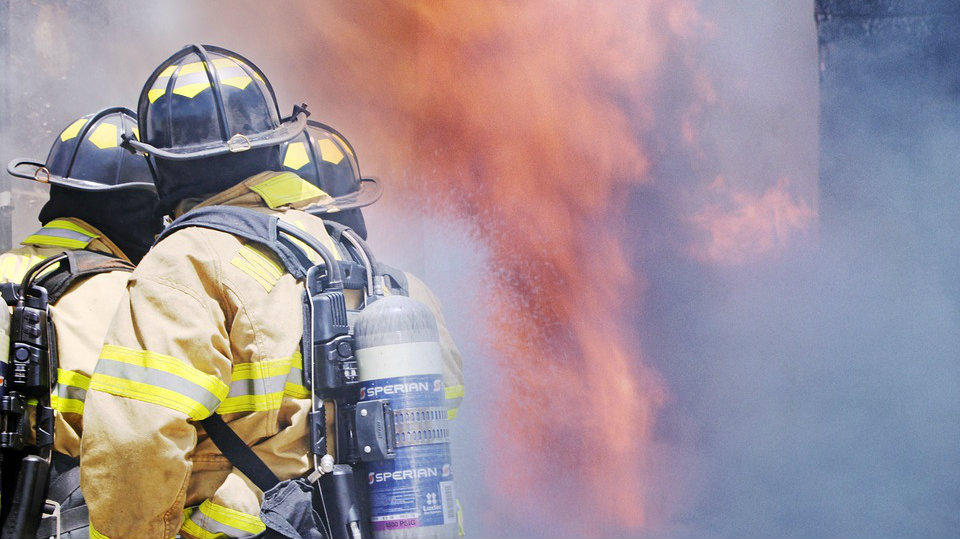 Izbio požar na sarajevskoj pijaci Heco, vatrogasci se satima bore s plamenom 1