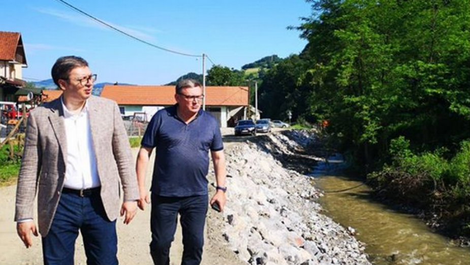 Vučić u obilasku poplavljenih područja: Država će pomoći ugroženom narodu (VIDEO) 1
