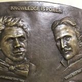 Reljef sa likovima srpskih naučnika od danas u Naučno-tehnološkom parku 7