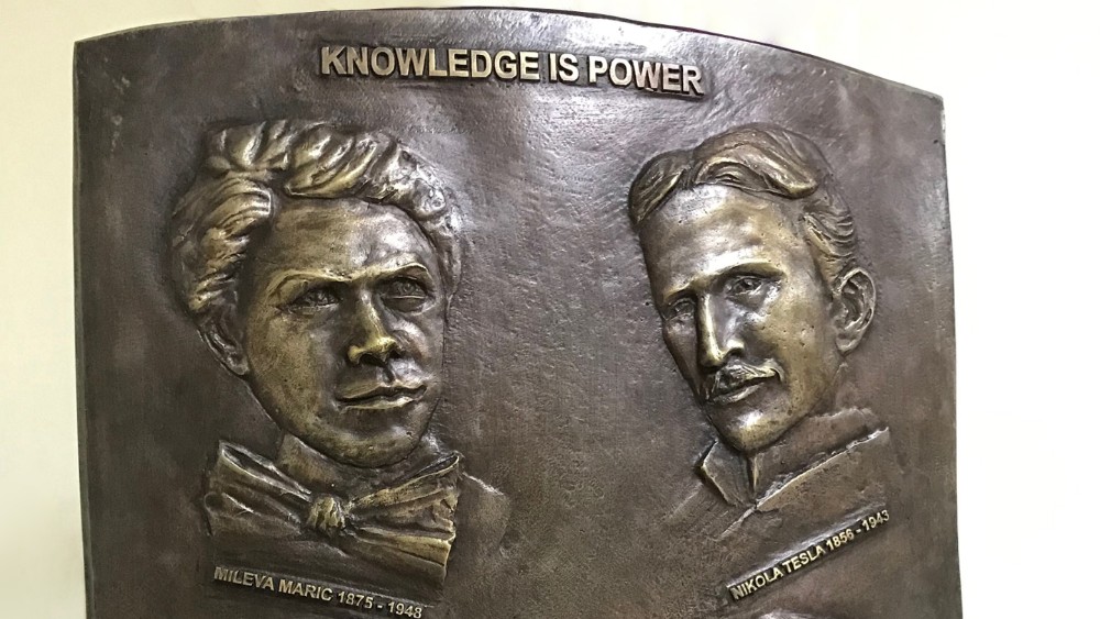 Reljef sa likovima srpskih naučnika od danas u Naučno-tehnološkom parku 1