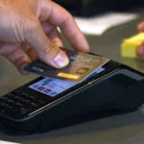 Više od 80 odsto građana plaća beskontaktnom karticom 4