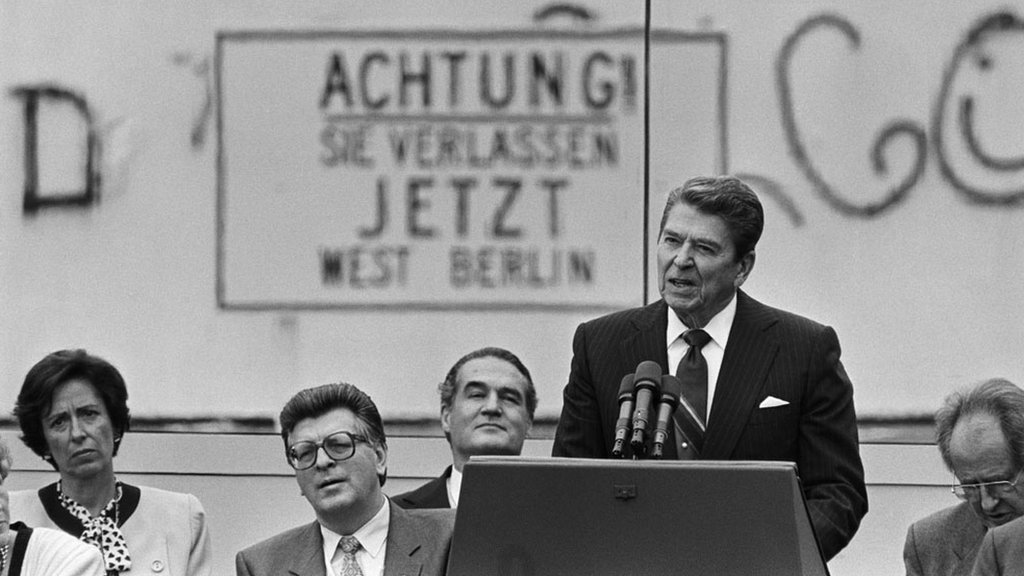 Američki predsednik Ronald Regan tokom govora u kojem je pozvao Mihaila Gorbačova, prvog čoveka SSSR, da sruši Berlinski zid
