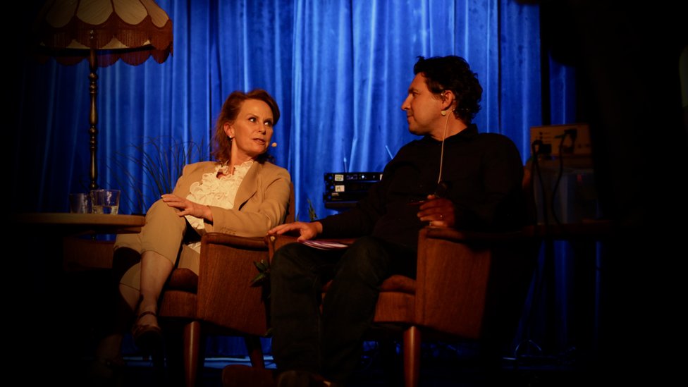 Smrt u Ledenoj dolini: Misteriozna žena, šifrovane poruke i slučaj nerešiv pola veka 14 Marit Higraff and Neil McCarthy on a darkened stage