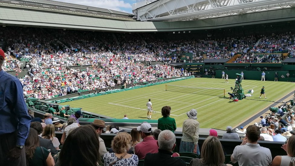 Centralni teren je bio pun tokom Novakovog prvog meča