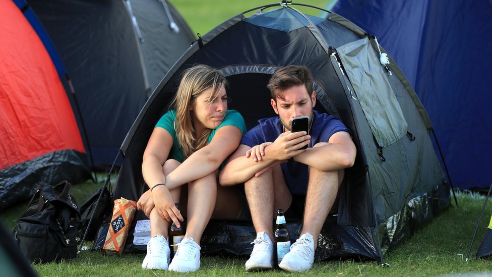 Pet saveta za „preživljavanje" reda na Vimbldonu 2 Ljudi u šatorima čekaju u redu