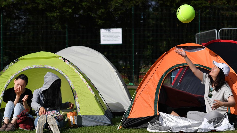 Pet saveta za „preživljavanje" reda na Vimbldonu 1 Ljudi u šatorima čekaju u redu