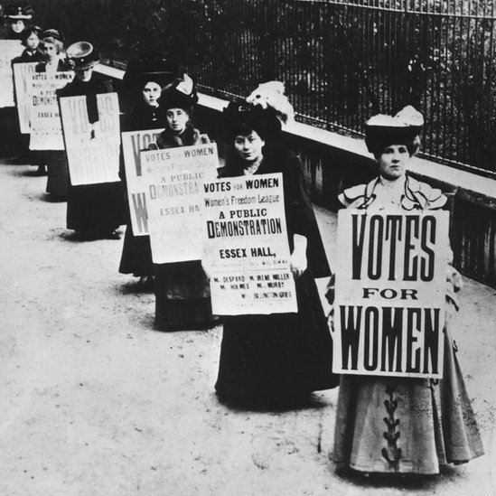 Britanske sifražetkinje nosile su slogane 1908. u brobi za pravo žena da glasaju, ali ne na majicama