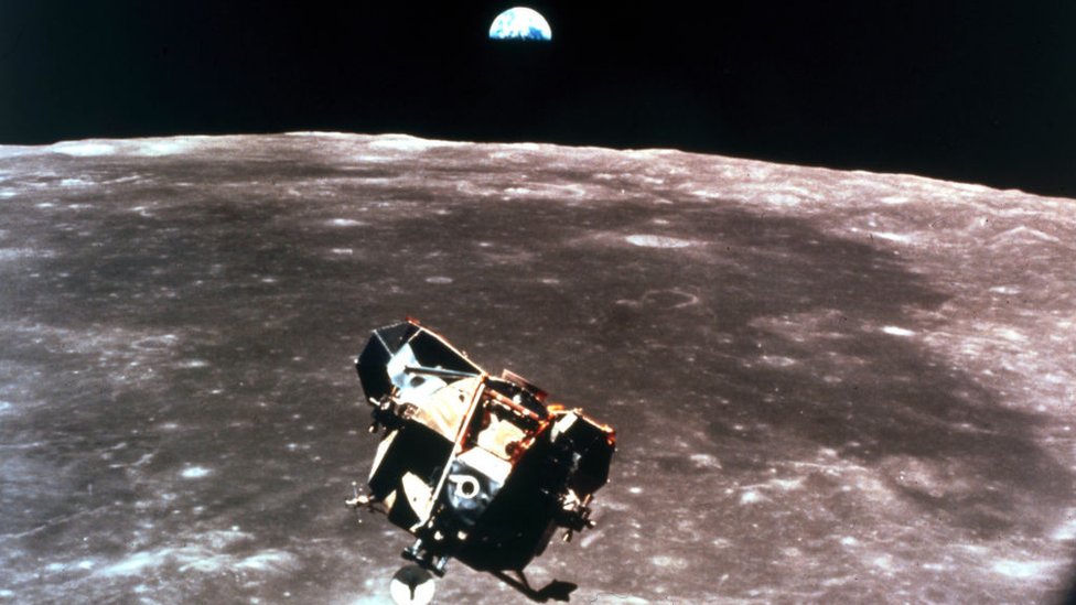 Apolo 11 približava se površini Meseca