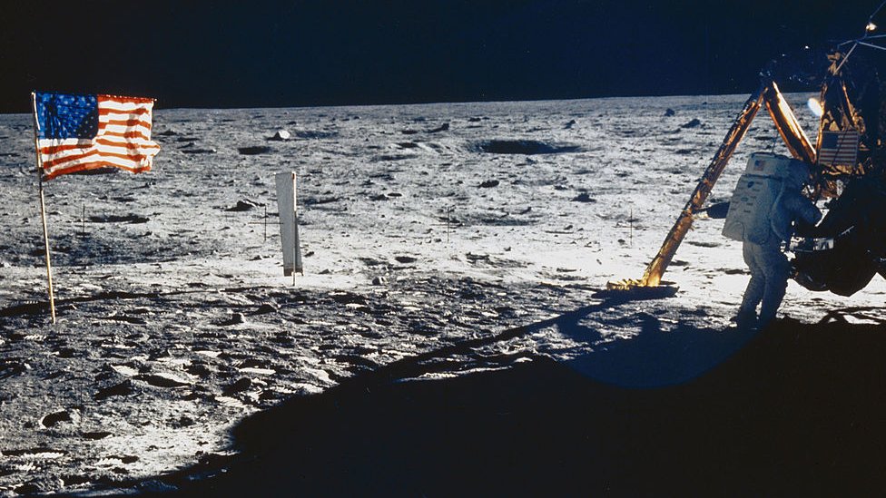 Apolo 11: Sletanje na Mesec, teorije zavere i istina 3 Američka zastava na površini Meseca