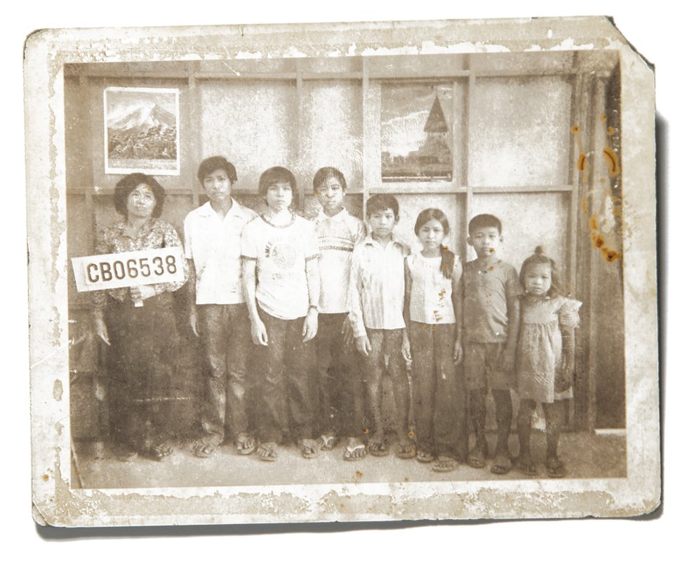Porodica februara 1981. godine u izbegličkom kampu u Tajlandu.