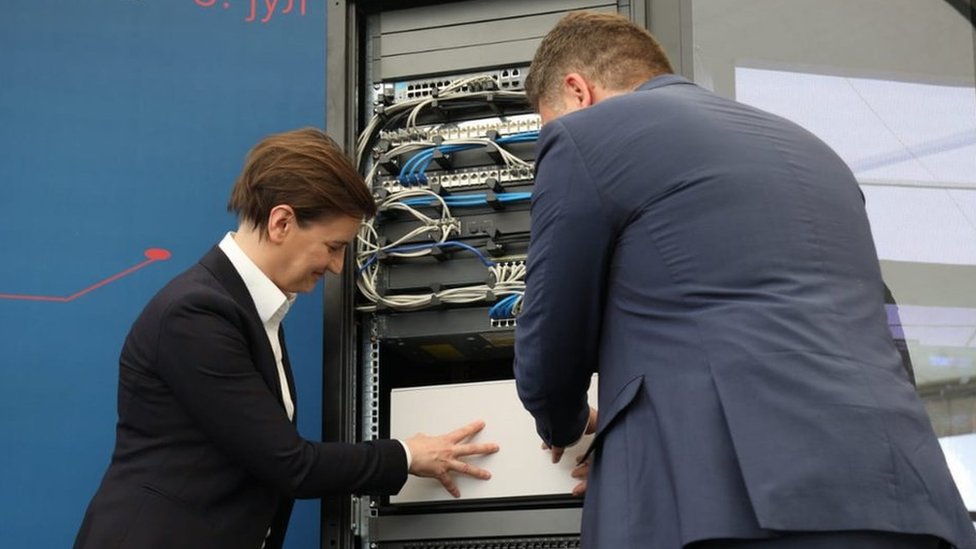 Premijerka Brnabić i direktor Kancelarije Jovanović simbolično polažu kamen temeljac u Kragujevcu