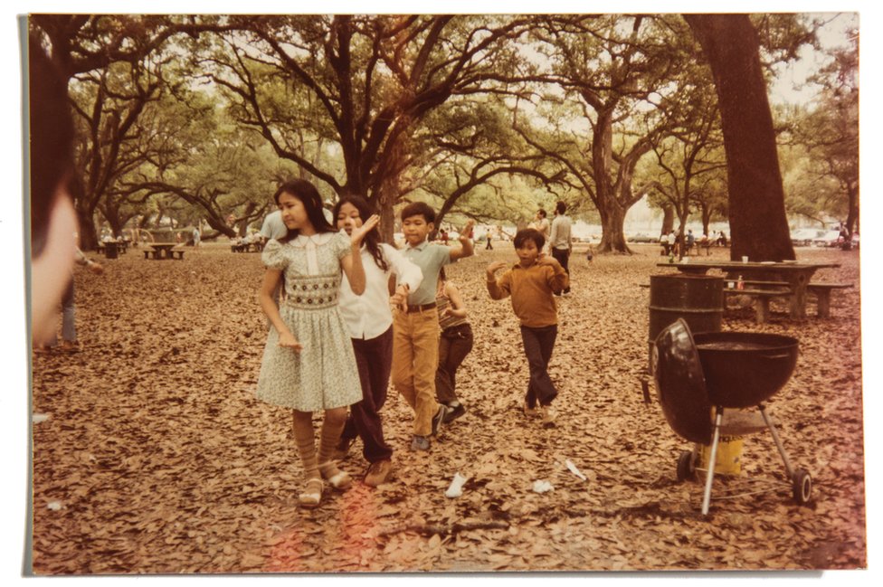 Virina sestra Sundradi, njen brat Nadirak i ostala kmerska deca, igraju na roštilju u gradskom parku u Nju Orleansu, 1982. godine.