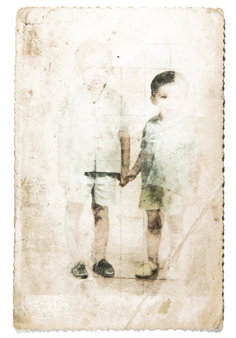 Porodične fotografije zakopane kako bi sakrile prošlost 6 Vira (desno) drži za ruku brata Monirota