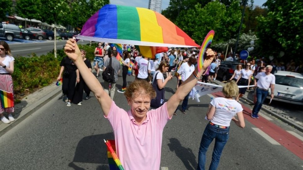 Poljska: Provladin nedeljnik deli anti LGBT nalepnice 1 Novina Gazeta Polska otvoreno podržava vladajuću stranku