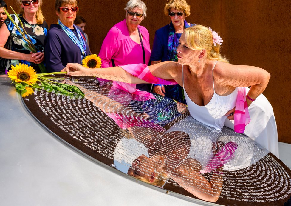 Fotografije koje su obeležile nedelju iza nas 5 Relatives attend a commemoration ceremony in memory of the victims of the Malaysia Airlines flight MH17 plane crash