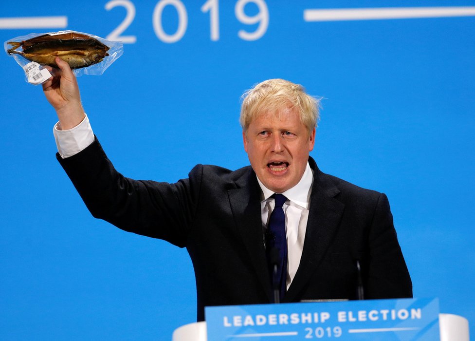 Fotografije koje su obeležile nedelju iza nas 6 Boris Johnson waves a plastic-wrapped smoked kipper in the air at the final Conservative leadership hustings in London