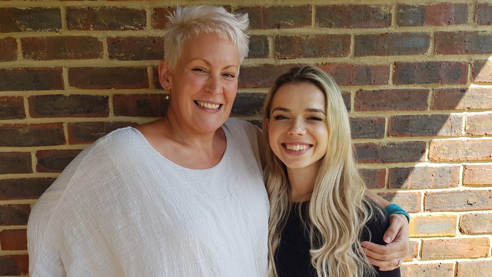 Silikoni u grudima: Žene moraju da znaju šta sve može da im se desi 3 Stef i Naomi