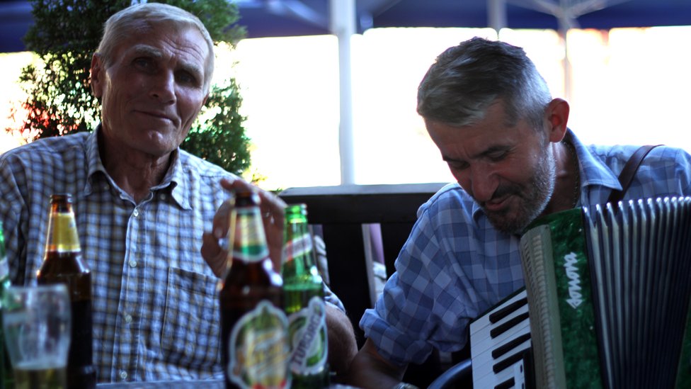 gost i harmonikaš u kafani u Novom Pazaru