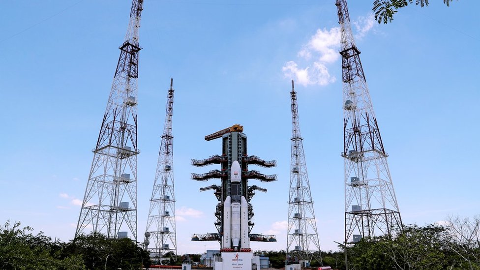 I Indija krenula u svemir- lansirana raketa, cilj južni pol Meseca 3 The rocket weighs as much as a fully-loaded jumbo jet