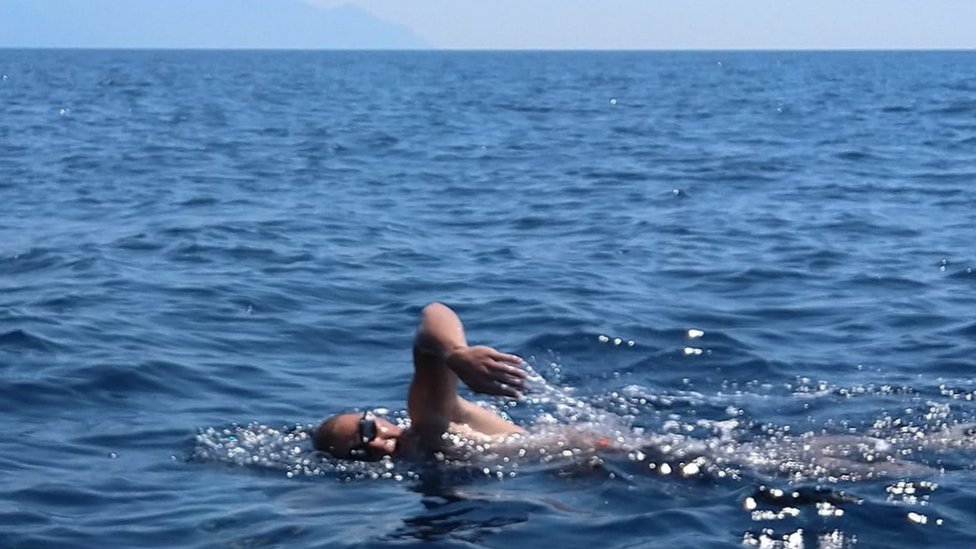 Piroćanac koji je plivao 21 kilometar bez pauze u Egejskom moru 1 Uroš Ivanković na moru.