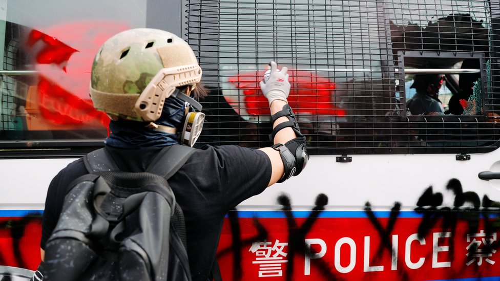 Protesti u Hongkongu: Policija suzavcem na hiljade demonstranata 2 A demonstrator paints on a police vehicle during a protest against the Yuen Long attacks in Yuen Long, New Territories, Hong Kong, China July 27, 2019