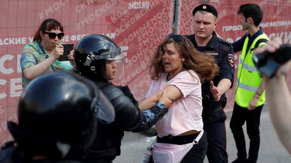 Protesti u Rusiji: Hiljadu demonstranata uhapšeno u Moskvi 1 Police detain a protester in Moscow, 27 July