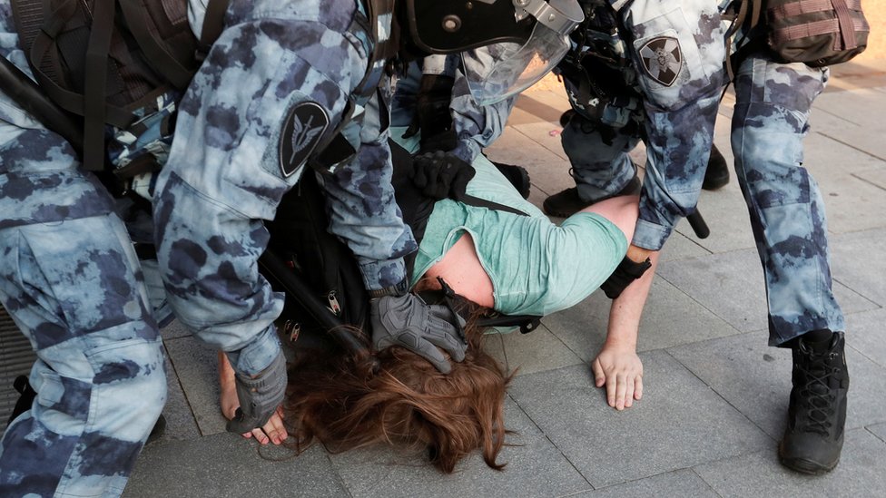 Protesti u Rusiji: Hiljadu demonstranata uhapšeno u Moskvi 2 Police detain a protester in Moscow, 27 July