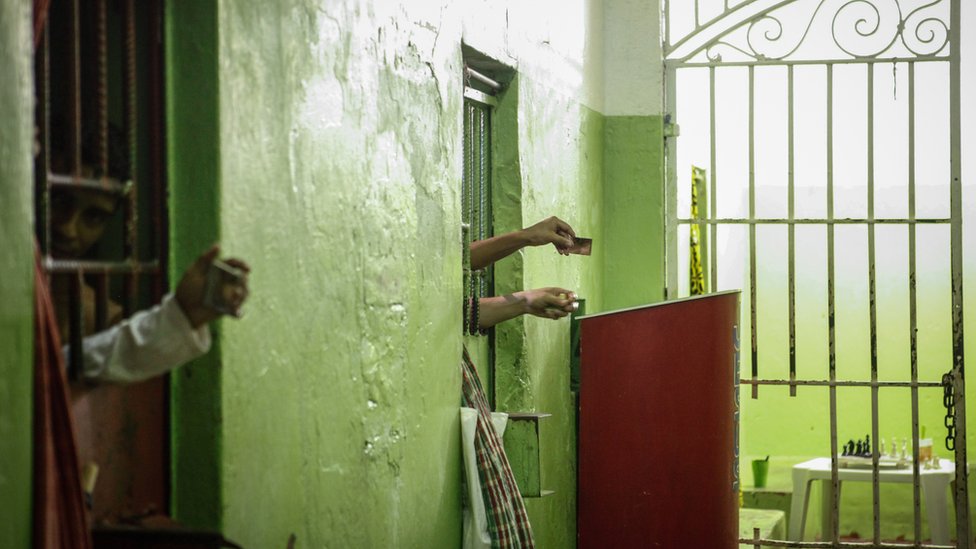 Brazil: Više od 50 mrtvih u neredima u zatvoru 1 Inmates use mirrors to view visitors from their cells in the aging Desembargador Raimundo Vidal Pessoa penitentiary, inaugurated in 1904, on February 17, 2016 in Manaus, Brazil.