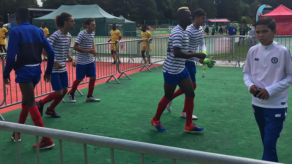 Heroj i van filmskog platna: Kako je glumac Majkl Šin spasao Mundijal za beskućnike 2 Players warm up at Cardiff's Bute Park