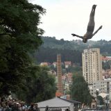 Skokovi u vodu sa Starog železničkog mosta u Užicu 14. jula 10