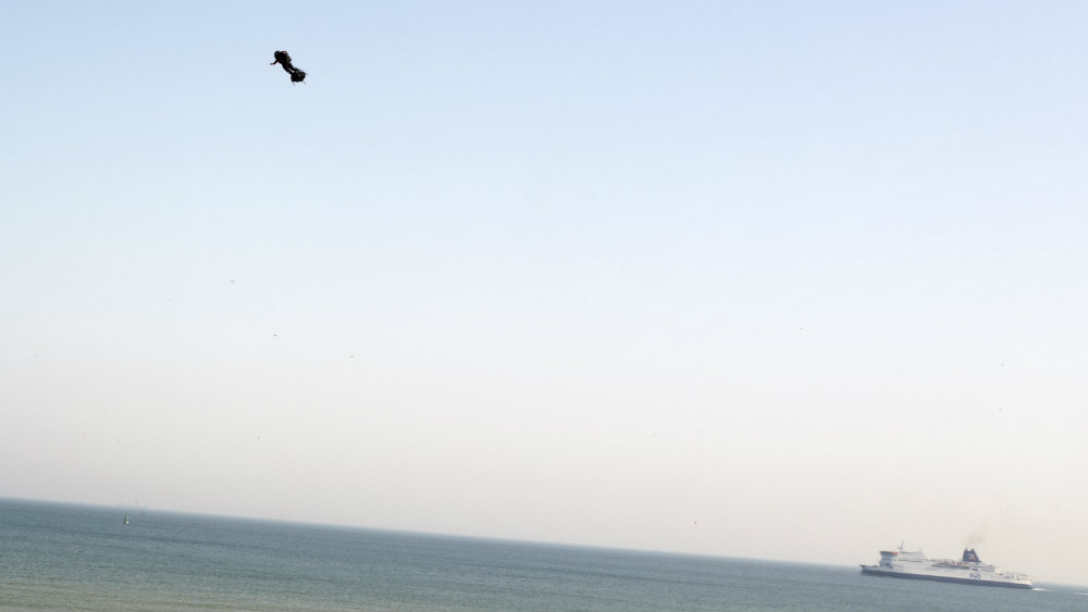 Leteći čovek pao na pola puta u pokušaju prelaska Lamanša 1