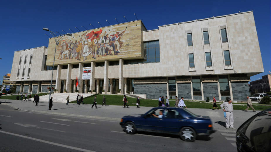 Tirana (2): Znalački probrani artefakti 1