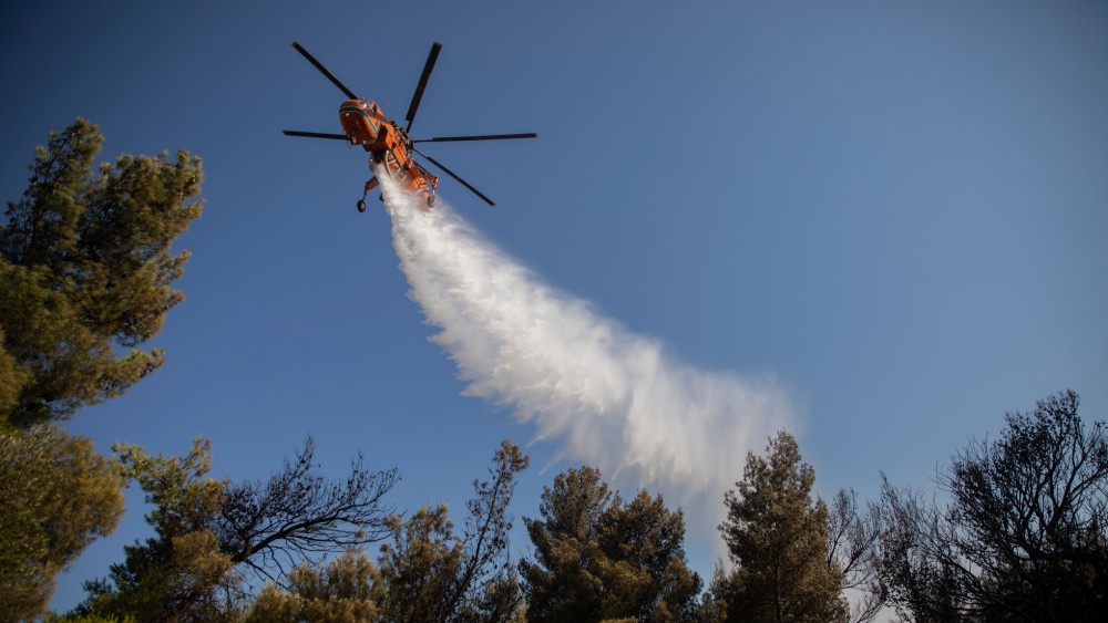 Vatra preti kućama kod Atine godinu dana posle smrtonosnog požara 1