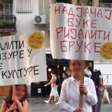 Performans "Smenite REM ili ste saučesnici u nasilju" 23. decembra ispred Skupštine 14