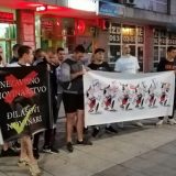 Grupa mladića nakratko prekinula tribinu Novog optimizma u Šapcu (VIDEO, FOTO) 14