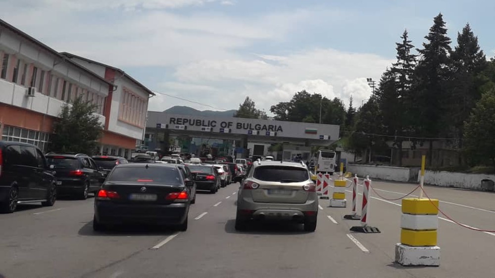 Putnička vozila na Gradini čekaju 70 minuta na ulaz u Srbiju 1