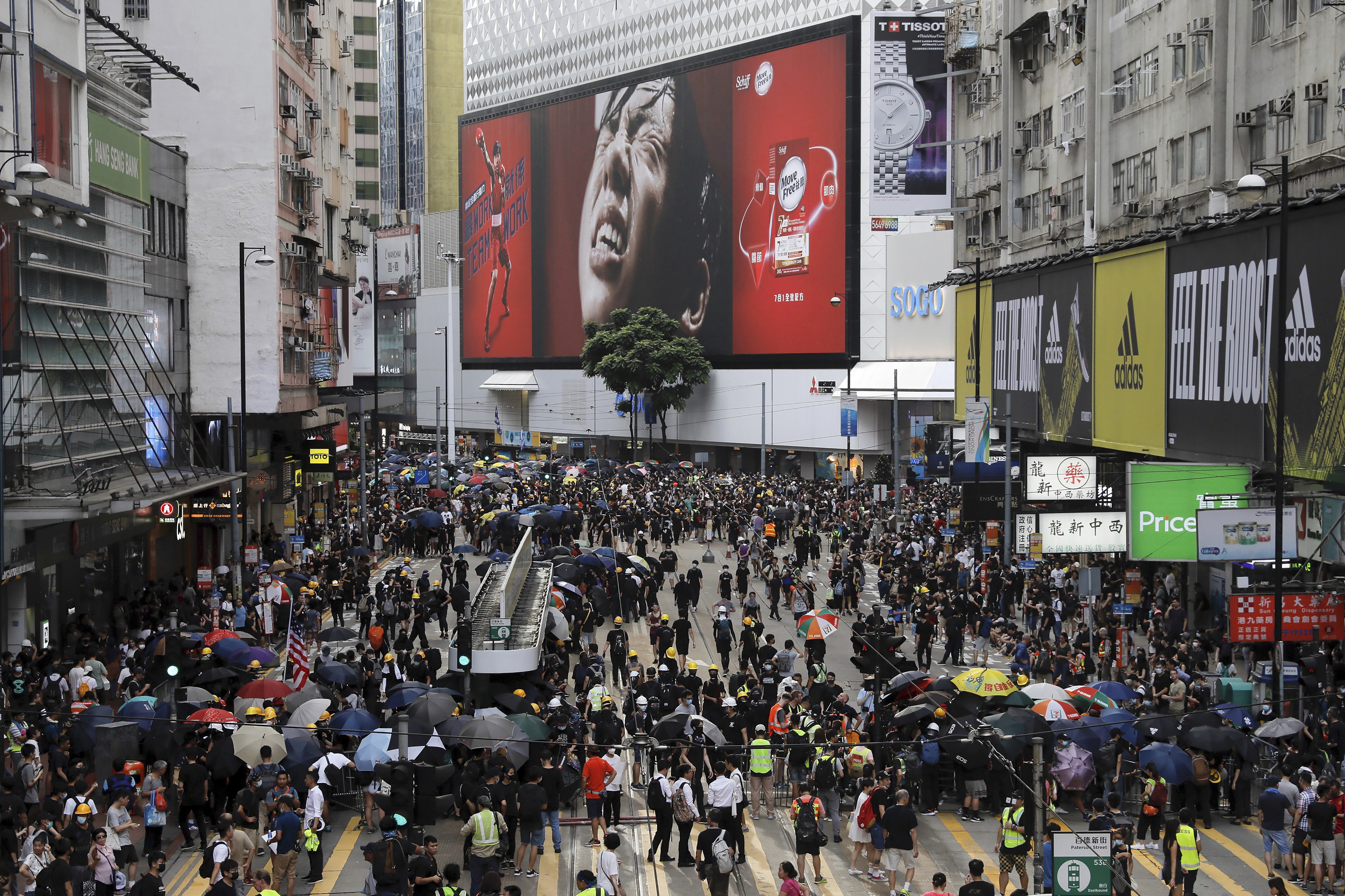 Desetine hiljada demonstranata na ulicama Hongkonga, policija ponovo upotrebila suzavac 2 Desetine hiljada demonstranata na ulicama Hongkonga, policija ponovo upotrebila suzavac 2