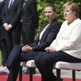 Merkel sedela tokom intoniranja himne, kaže da 'nema razloga za zabrinutost' 13