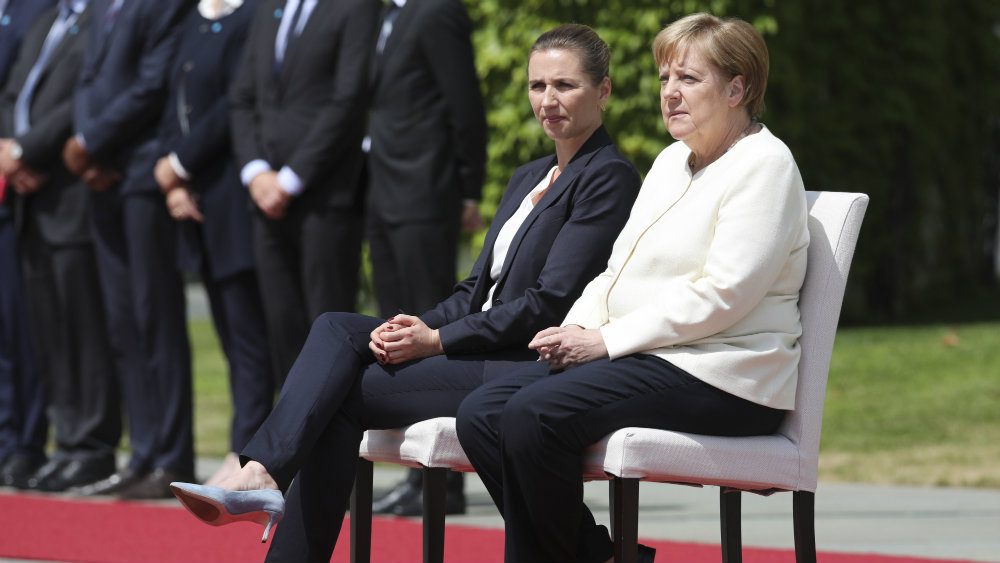 Merkel sedela tokom intoniranja himne, kaže da 'nema razloga za zabrinutost' 1