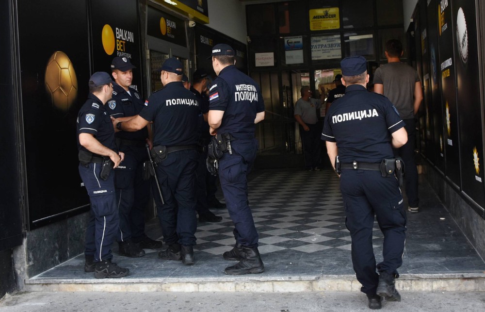 Novi Sad: U policijskoj raciji zaplenjeni oružje i droga kod sedam osoba 1