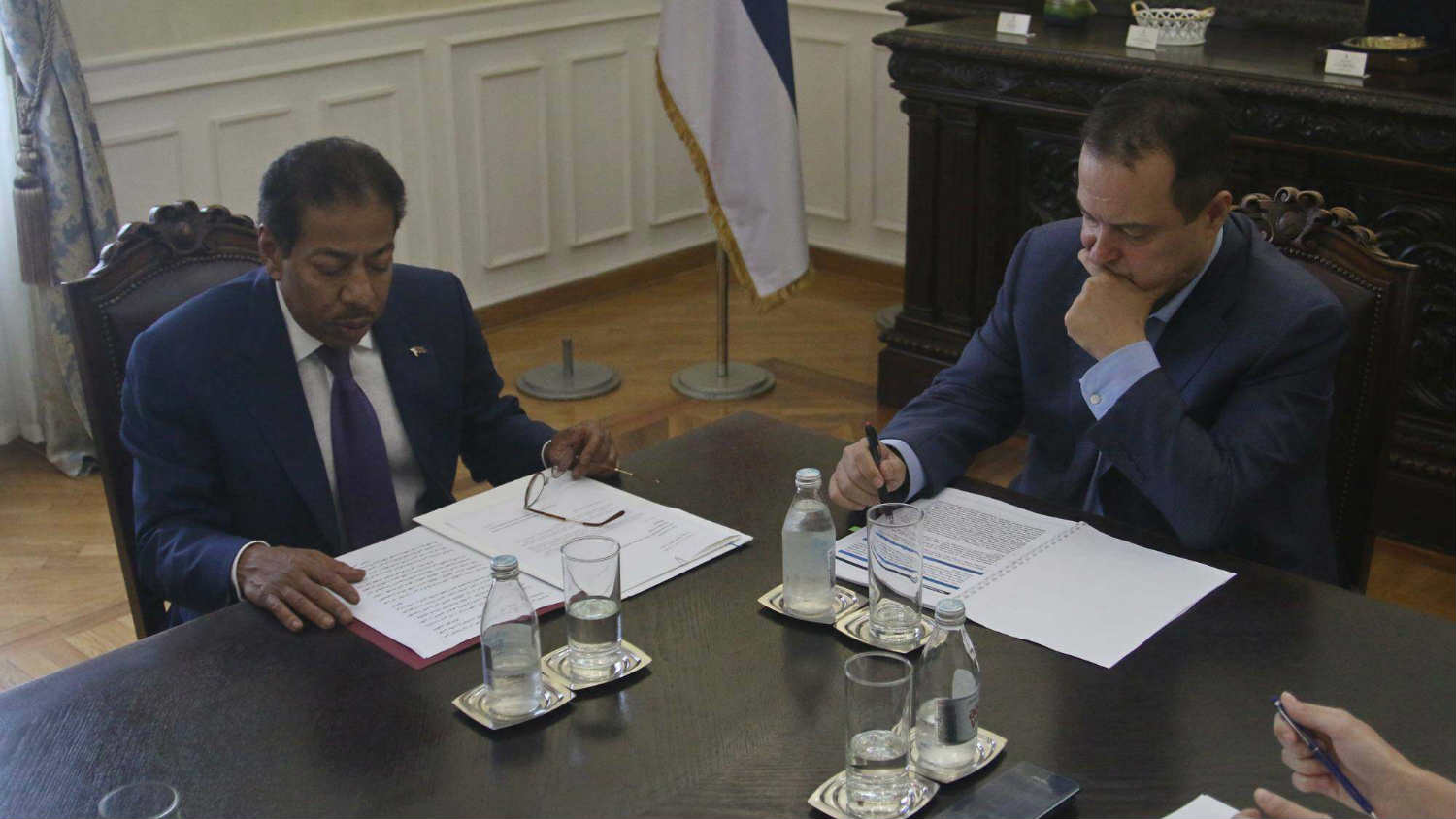 Ambasador Katara uručio Dačiću poziv za Doha Forum 2019 1