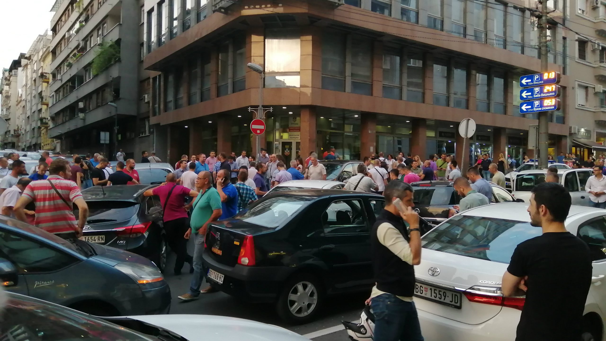 Sprečeno oduzimanje vozila Udruženja CarGo, članovi blokirali Mekenzijevu ulicu 1