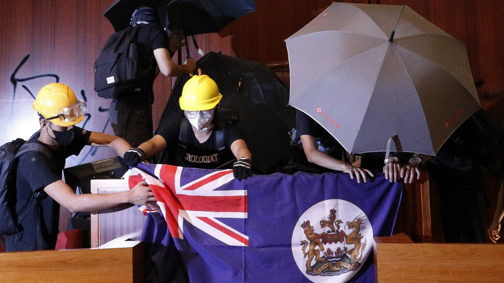 Demonstranti upali u Parlament Hongkonga 1