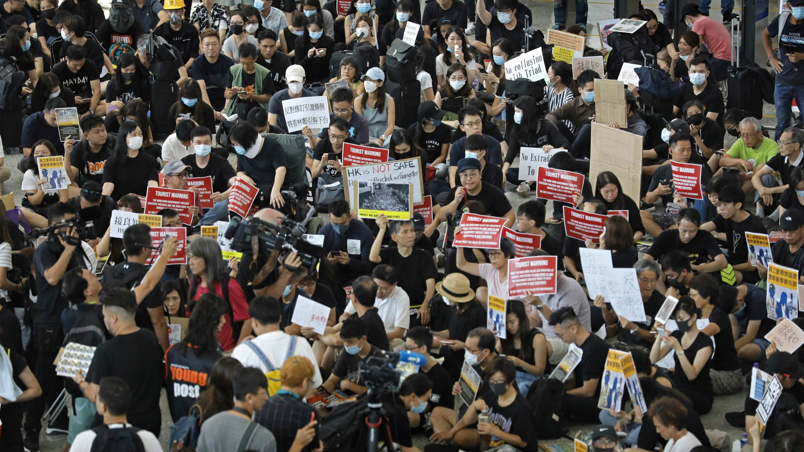 Zbog protesta otkazani letovi sa aerodroma u Hongkongu 1