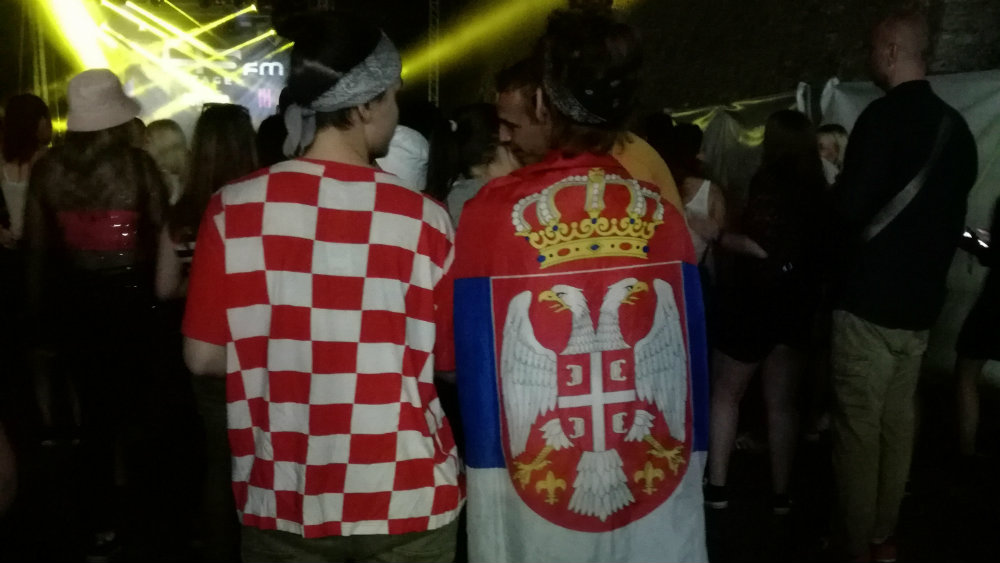 Na Exitu Splićanka nosila srpsku, a Novosađanka hrvatsku zastavu 1