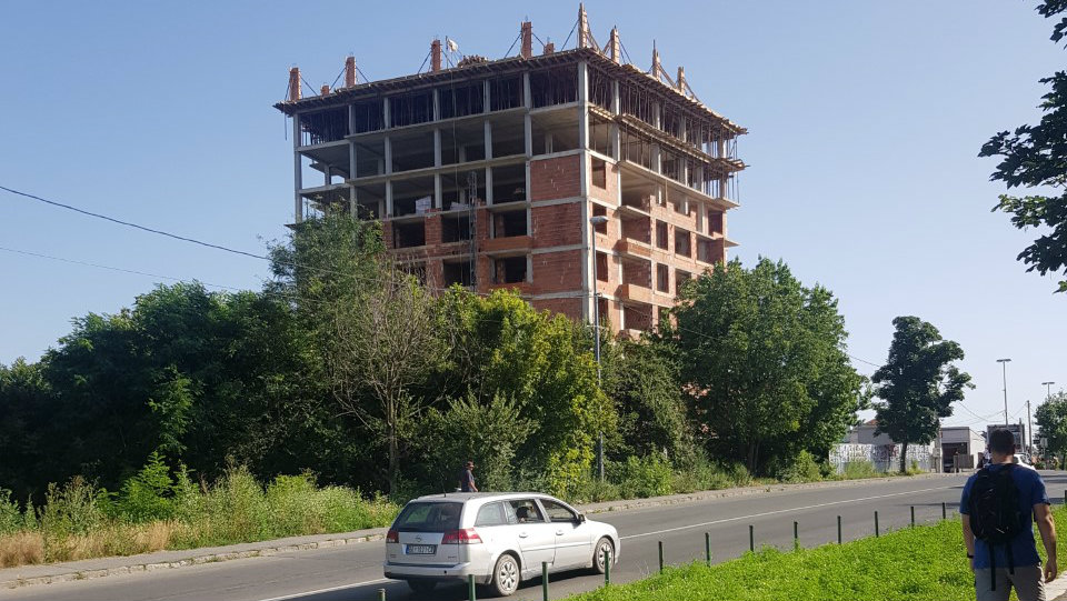 U Rakovici nastavljena nelegalna gradnja zgrade od osam spratova 1
