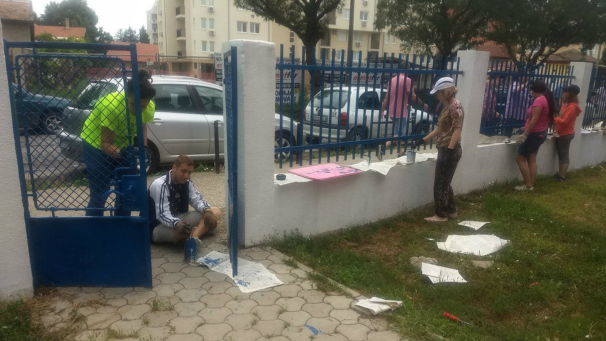 Volonteri u humanoj misiji uređivali školsko dvorište u Požarevcu 1