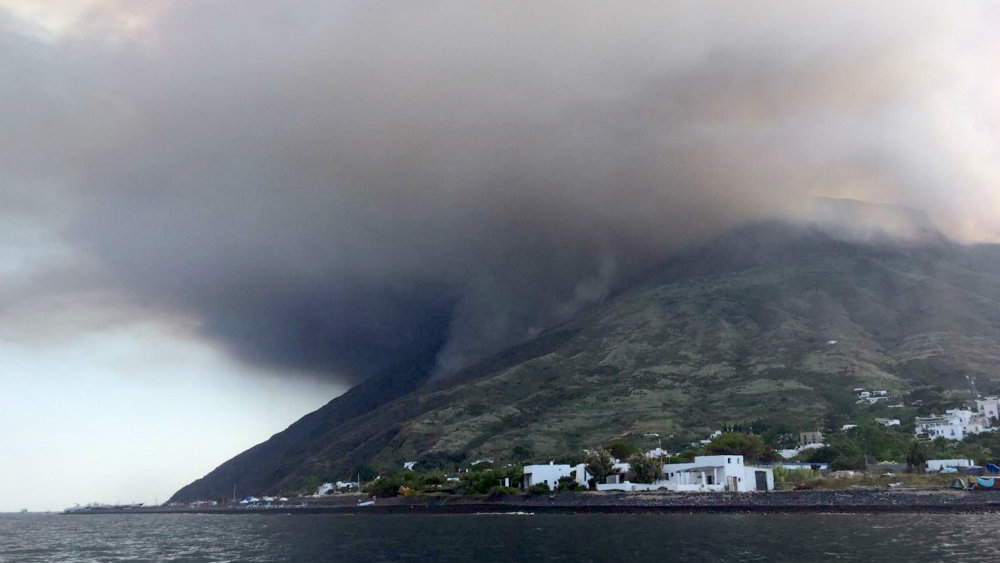Posle erupcije vulkana, ostrvo Stromboli pod pepelom 1