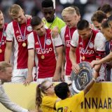 Ajaks istopio šampionski pehar i napravio srebrne zvezdice za svoje navijače 11