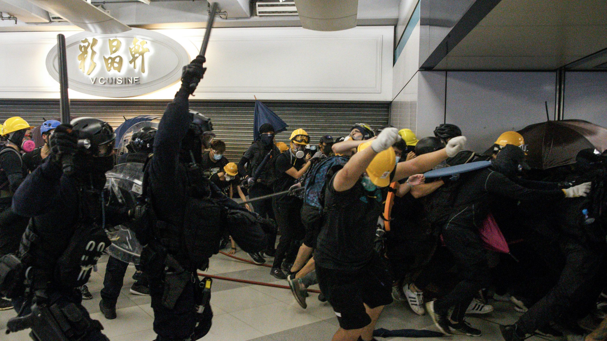 Desetine hiljada demonstranata na ulicama Hongkonga, policija ponovo upotrebila suzavac 1